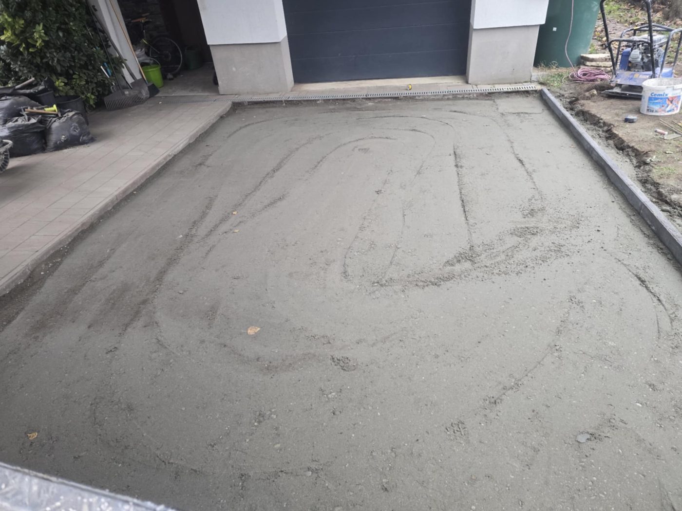 Térkő lerakása beton alapra – térkövezés
