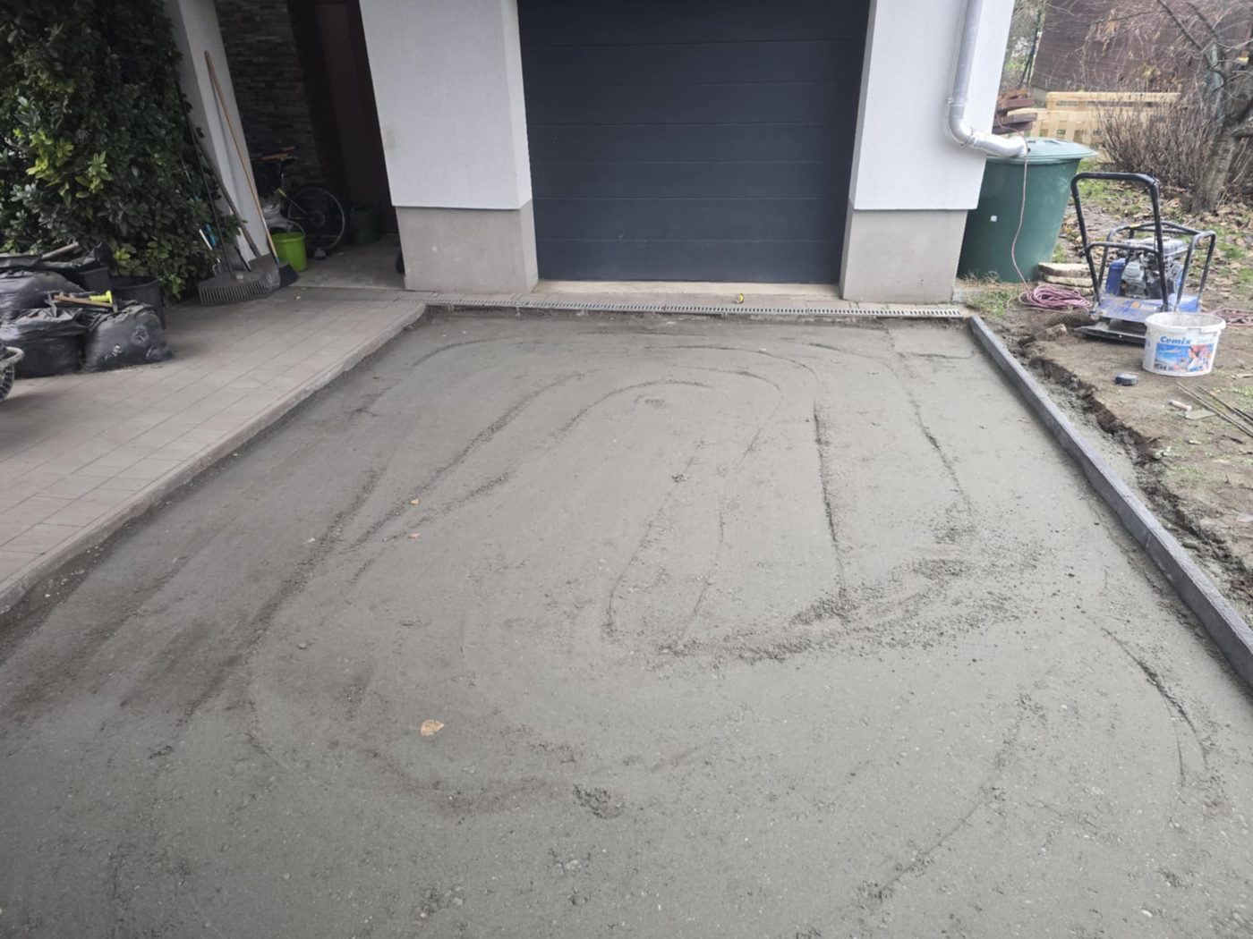 Betonjárdát tervez? Erre figyeljen a kivitelezésnél – térkövezés