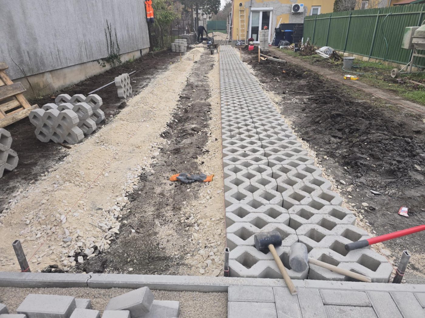 Műanyag vagy beton gyeprács? Segítünk dönteni – térkövezés