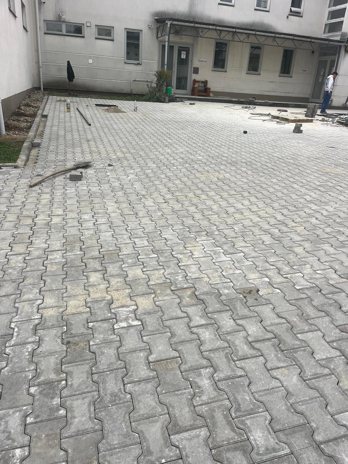 Önkormányzati és intézményi projektek – térkövezés