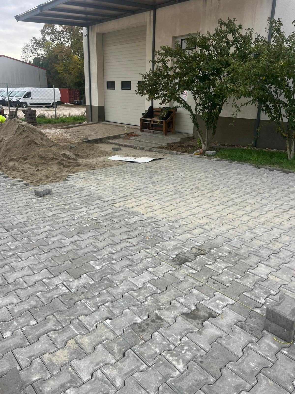 Megsüllyedt kocsibeálló felújított térkő burkolata – saját kivitelezés