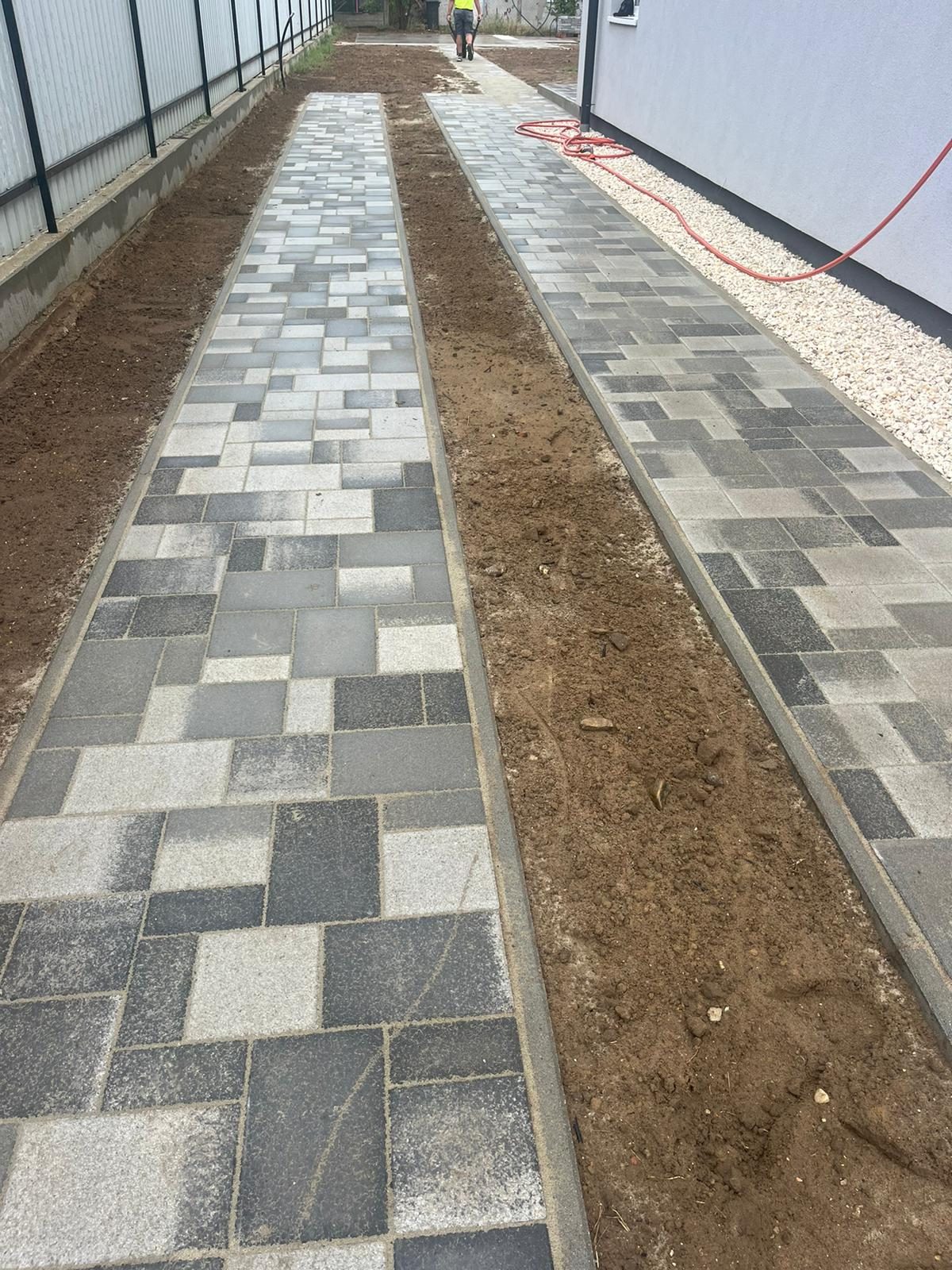 Kerti térkövezés és rézsűkő támfal lejtős telken – saját kivitelezés