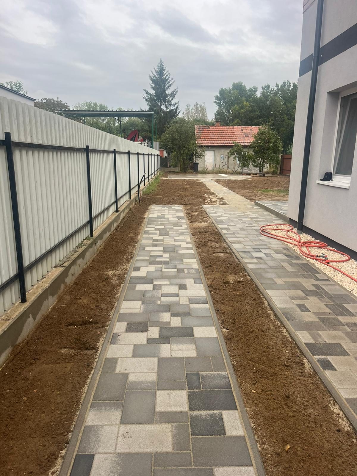 Kerti sütögető építése – térkövezés