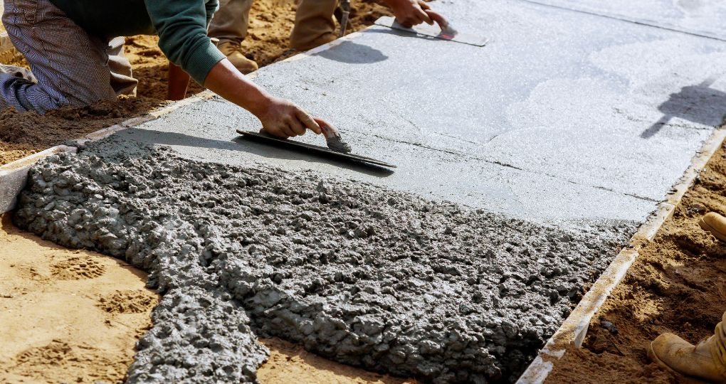 Friss beton simítása járdaépítésnél