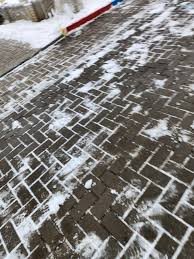 Havas térkő járda télen